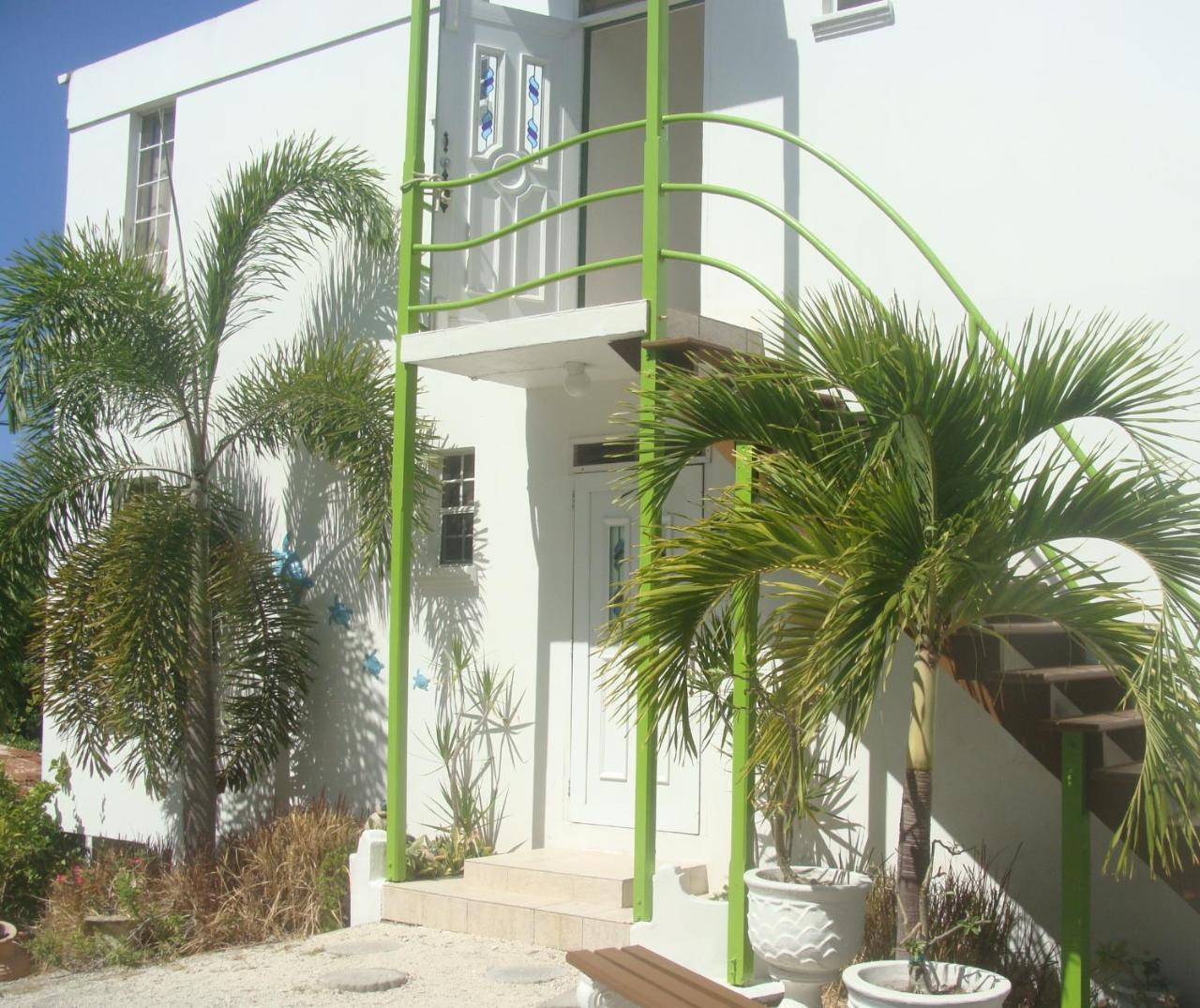 Coral Lane Beach Apartments سانت جيمس المظهر الخارجي الصورة